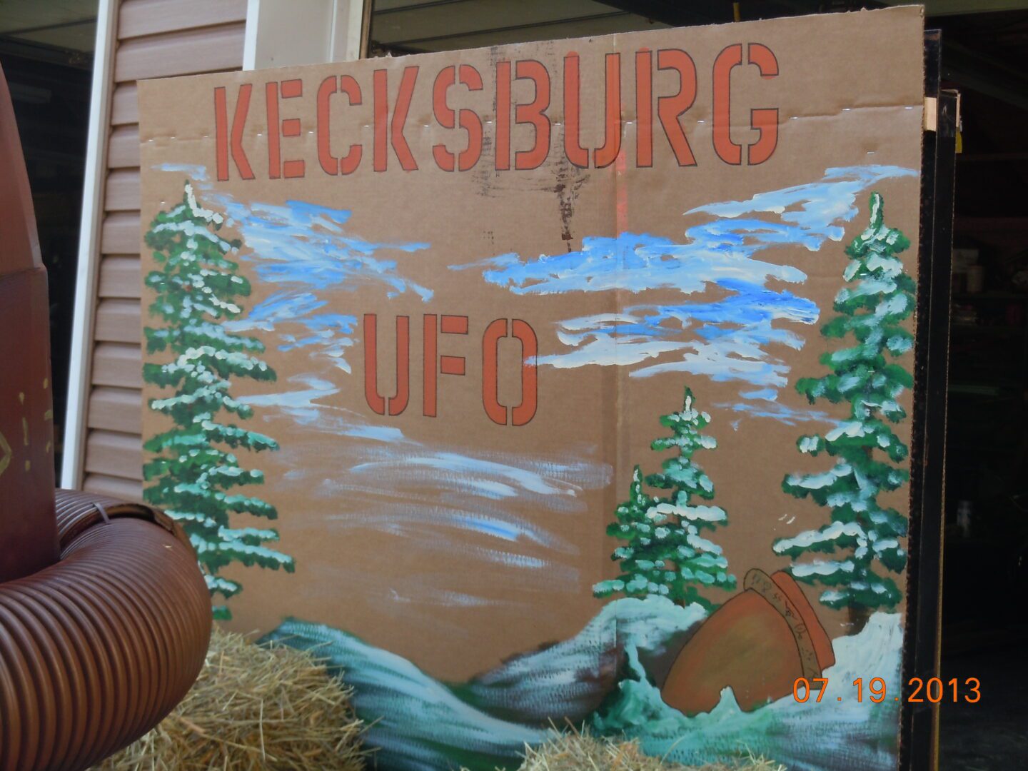 A sign for the kecksburg ufo club